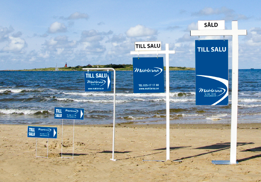 Här hittar du produkter som hjälper dig att synas utomhus – kanalplastskyltar, skylthållare, skyltstolpar, jumbostolpar, visningsbockar, roll-ups, beachflags, flaggor, vepor, banderoller mm. Här hittar du även mässmaterial och produkter för visningen. Ta vara på alla möjligheter att synas och marknadsföra dig och de objekt som är till salu.» Kanalplastskyltar  ı  Plastskyltar  ı  Reflexskyltar  ı  Skylthållare  ı  Skyltstolpar  ı  Visningsbockar / Gatupratare   ı  Banderoller  ı  Flaggor / Vepor  ı  Utomhustavlor / Skyltskåp  ı  Dekaler  ı  Mässmaterial   ı  Visningsmaterial   ı  Tillbehör  ı  Fyndtorg 