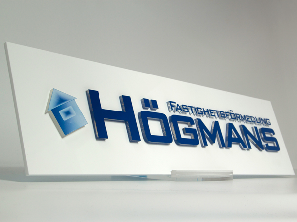 3D-logotyp / bokstäver i akryl på bottenplatta