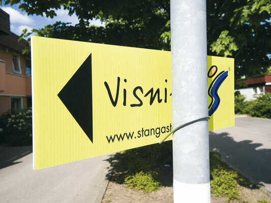 Hållare till kanalplastskylt - stolpe