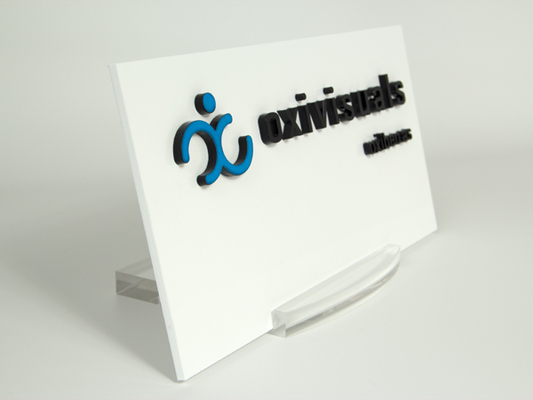 3D-logotyp / bokstäver i akryl på bottenplatta