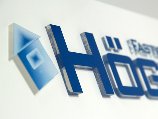 3D-logotyp / bokstäver i akryl på bottenplatta